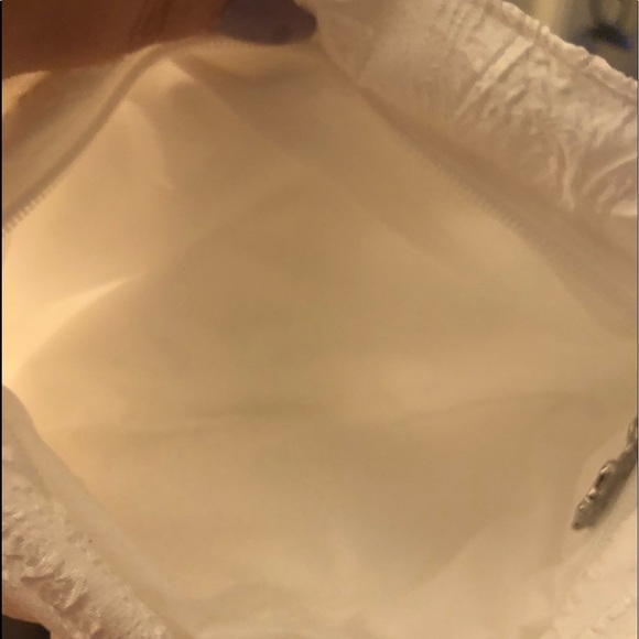 - 🆕 Hello Kitty bow design purse. - Picture 3 of 3